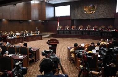Hakim MK : Dalil Prabowo Soal Instruksi Jokowi untuk Pakai Baju Putih Tidak Relevan