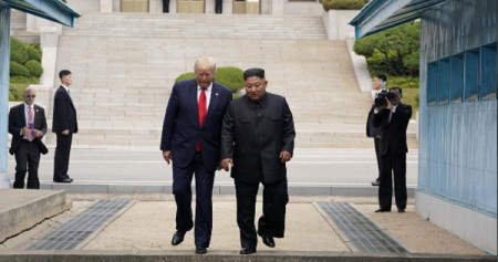 Presiden AS DOnald Trump bertemu dengan pemimpin Korea Utara Kim Jong-Un di zona demiliterisasi di Panmunjom, 30 Juni 2019./Kevin Lamarque-Reuters