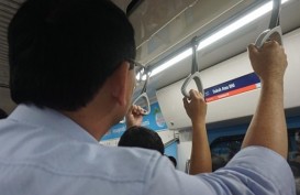 Ahok Jajal MRT, Berdiri di Gerbong Sambil Pegang Gantungan