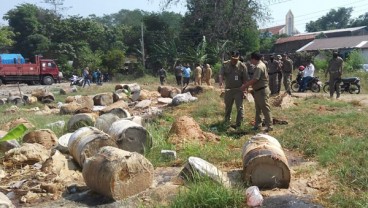 Limbah Kimia Dibuang di Bantaran Kali Simongan Semarang