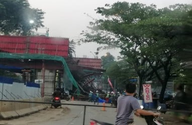 Cor Beton Proyek Jalan Tol BORR Tumpah, Arus Lalu Lintas Menuju Parung Dialihkan