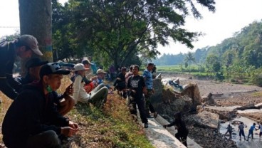 Pemkab Cianjur Pasang Bronjong Tangani Darurat Irigasi Cikondang