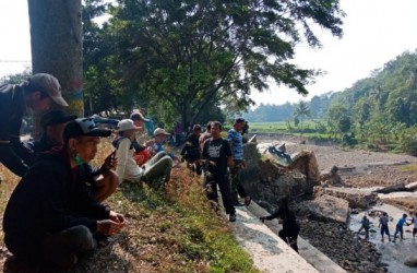 Pemkab Cianjur Pasang Bronjong Tangani Darurat Irigasi Cikondang