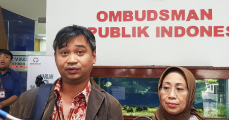 Manajer Riset Amnesty Internasional Indonesia Papang Hidayat (kanan) dan Anggota Ombudsman RI Ninuk Rahayu di Kantor Ombudsman RI  Jakarta  Rabu  10 Juli 2019./Bisnis-Lalu Rahadian