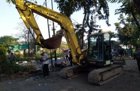 Jasa Marga Tertibkan 27 Lapak Liar di Exit Tol Banyu Urip Surabaya