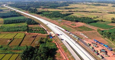 Sejumlah truk berada di rest area KM 116 jalan tol Bakauheni-Terbanggi Besar, Lampung, Sabtu (4/5/2019)./Bisnis-Abdullah Azzam