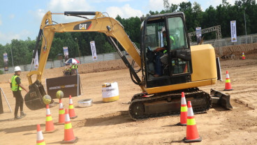 Uji Ketangkasan Sopir Traktor Bermain Bola, Begini Gambarannya