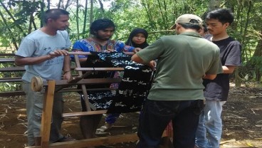 FIB Universitas Indonesia Bantu Hidupkan Kembali Tenun khas Tidore yang Telah Punah