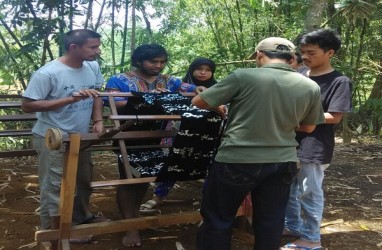 FIB Universitas Indonesia Bantu Hidupkan Kembali Tenun khas Tidore yang Telah Punah