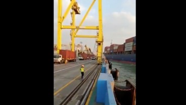 Kapal Kontainer Tabrak Crane Sampai Roboh, Ini Penjelasan KSOP Tanjung Emas