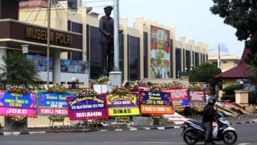 Aksi Teatrikal Koalisi Masyarakat Sipil Antikorupsi tak Berizin