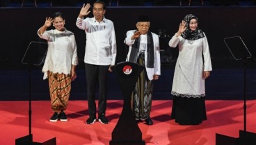 Gaya Iriana Jokowi Berkebaya dan Sepatu Kets Jadi Perhatian