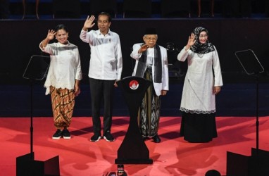 Gaya Iriana Jokowi Berkebaya dan Sepatu Kets Jadi Perhatian