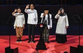 Gaya Iriana Jokowi Berkebaya dan Sepatu Kets Jadi Perhatian