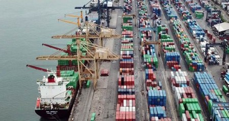 Aktivitas bongkar muat petikemas di Pelabuhan Makassar, Sulawesi Selatan yang masuk dalam area kerja Pelindo IV, Selasa (1/1/2019)./Bisnis-Paulus Tandi Bone