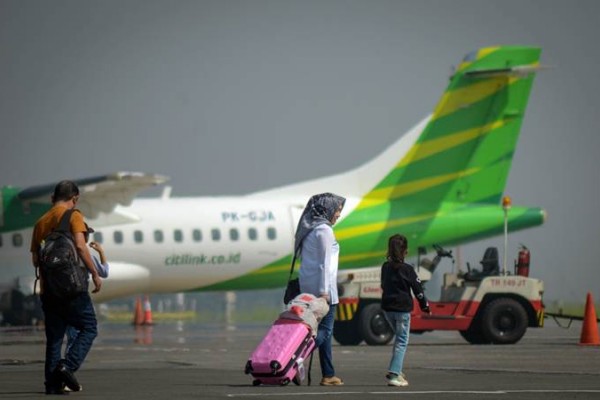 Penumpang berjalan memasuki pesawat di Bandara Husein Sastranegara, Bandung, Jawa Barat, Senin (1/7/2019)./ANTARA-Raisan Al Farisi