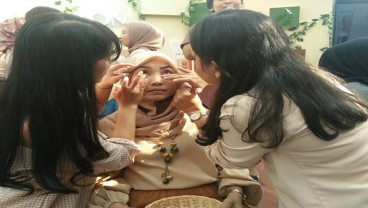 Cewek, Berikut Tutorial Cantik Alami dengan Makeup Minimalis