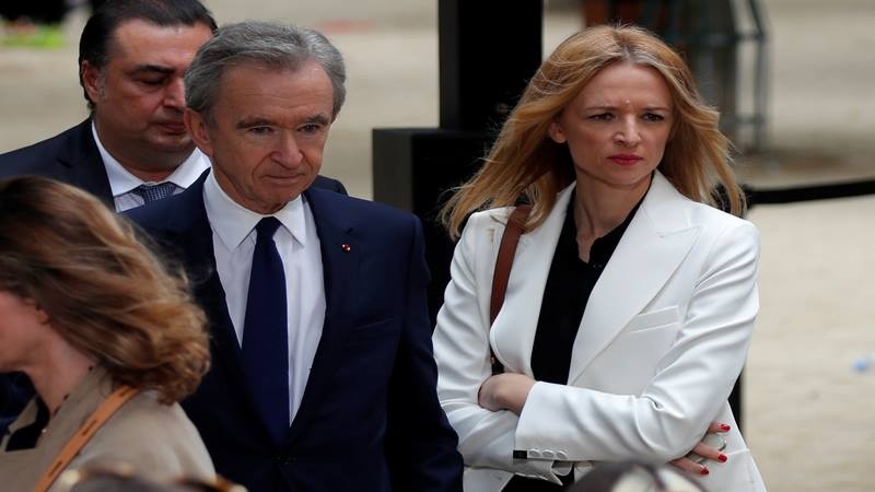  Bernard Jean tienne Arnault, CEO LVMH Moet Hennessy Louis Vuitton SE, dan Delphine Arnault, Wakil Presiden Eksekutif Louis Vuitton, di pameran koleksi Spring / Summer 2020 untuk rumah mode Louis Vuitton dalam Pekan Mode Pria di Paris, Prancis, 20 Juni 2019. - Reuters 