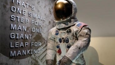 Baju Luar Angkasa Neil Armstrong Dipamerkan di Smithsonian