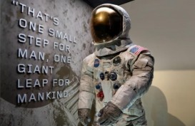 Baju Luar Angkasa Neil Armstrong Dipamerkan di Smithsonian