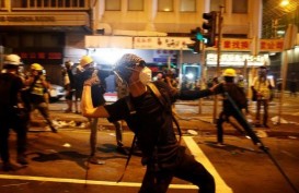 Hong Kong Panas, Penumpang Stasiun Kereta Api Diserang