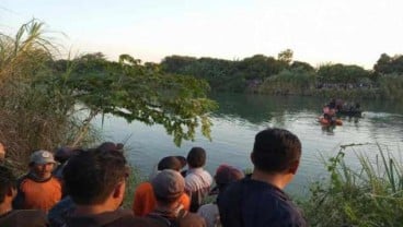 Petugas Mulai Angkat Bangkai Pesawat dari Sungai Cimanuk