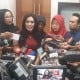 Dengar Tanggapan DPR soal Amnesti, Baiq Nuril Bawa Anak