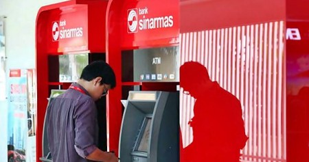 Nasabah bertransaksi melalui mesin anjungan tunai mandiri Bank Sinarmas./JIBI-Dwi Prasetya