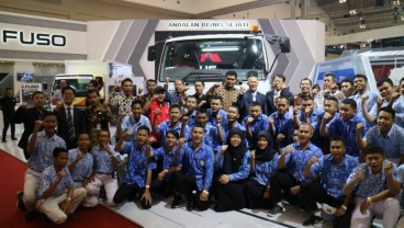 KTB Sumbangkan 3 Mitsubishi Colt Diesel ke 3 Sekolah