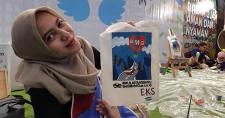 Pengunjung GIIAS 2019 mengikuti Workshop Melukis di Belimobilgue.co.id/Rayful Mudassir