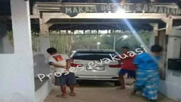 Mobil Masuk Kuburan di Madiun, Dikira Rumah