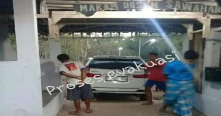 Mobil yang tiba-tiba berada di dalam areal kuburan Dusun Sawahan, Desa Dagangan, Kecamatan Dagangan, Kabupaten Madiun, Senin (29/7/2019)./Istimewa-Facebook Paguma