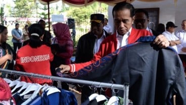 Di Sela Kunjungan ke Tapanuli, Presiden Jokowi Beli Jaket Ulos