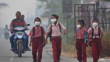 KABUT ASAP: Diskes Riau Bagi-bagi Masker Gratis