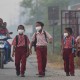 KABUT ASAP: Diskes Riau Bagi-bagi Masker Gratis