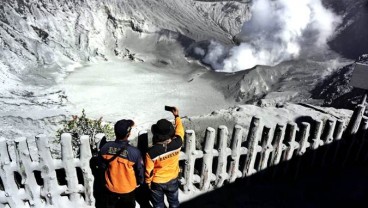 Gunung Tangkuban Parahu Kembali Erupsi