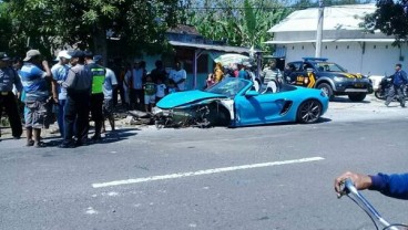 Porsche Ringsek Hajar Pohon di Magetan