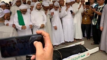 Ribuan Pelayat Hadiri Pemakaman Mbah Moen di Pemakaman Ma'la, Makkah