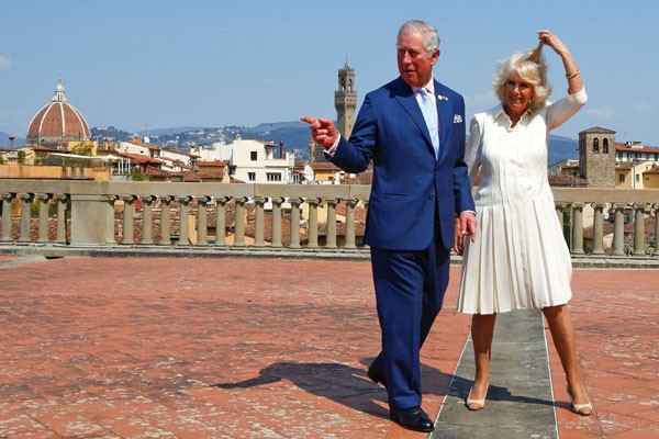 Pangeran Charles dari Inggris dan istrinya Camilla, Duchess of Cornwall berfoto di Istana Pitti di pusat kota Florence, Italia, Senin (3/4/2017). /Reuters