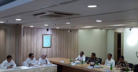Presiden Joko Widodo (kedua kanan) melakukan kunjungan ke kantor pusat PT PLN (persero), Senin (5/8/2019). Kedatangannya untuk meminta penjelasan pascapemadaman listrik massal di sebagian Pulau Jawa pada Minggu (4/8)./Bisnis-Amanda Kusumawardhani