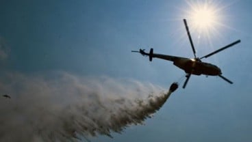 Kebakaran Lahan, 18 Helikopter Gelar 15.858 Kali Pengeboman Air di Riau