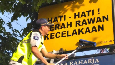 Jasa Raharja Kalsel Bersih-Bersih Rambu Lalu Lintas