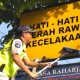 Jasa Raharja Kalsel Bersih-Bersih Rambu Lalu Lintas