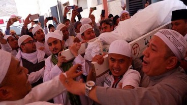 CEK FAKTA : Kontroversi Habib Rizieq Memimpin Doa di Pemakaman Mbah Moen