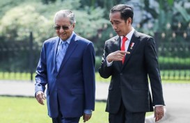 Presiden Jokowi Salat Jumat Bareng PM Mahathir Mohammad di Malaysia