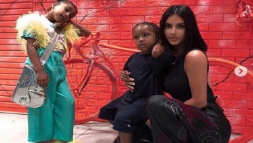 Gaya Putri Kim Kardashian Pakai Tas Seharga Rp497 Juta