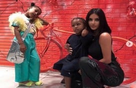 Gaya Putri Kim Kardashian Pakai Tas Seharga Rp497 Juta