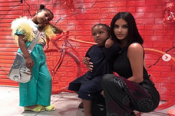 North West dan ibunya, Kim Kardashian beserta adiknya Sean West/Instagram @kimkardashian