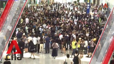 Serbu Bandara Hong Kong, Demonstran Bagikan Selebaran kepada Pengunjung