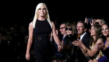 Versace Minta Maaf Usai “Pisahkan” Hong Kong dan Makau dari China